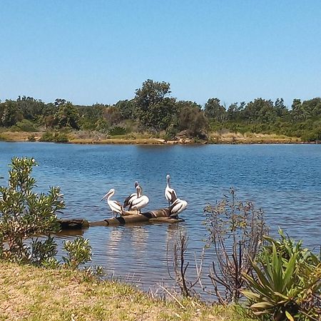 Lakes Entrance Waterfront Cottages With King Beds Exterior photo