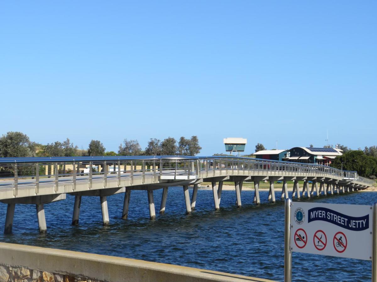 Lakes Entrance Waterfront Cottages With King Beds Exterior photo