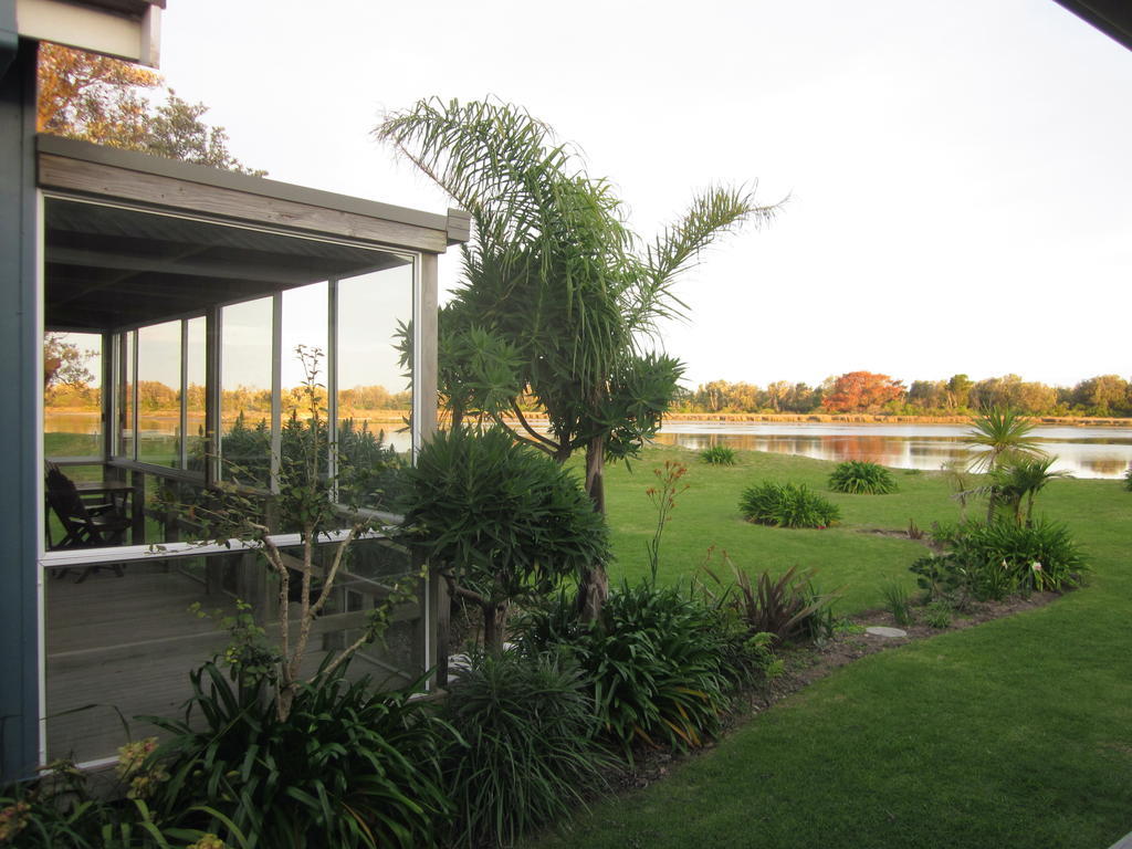 Lakes Entrance Waterfront Cottages With King Beds Exterior photo